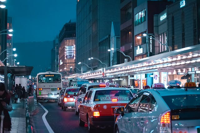 Saobraćaj u gradu noću s automobilima i autobusima